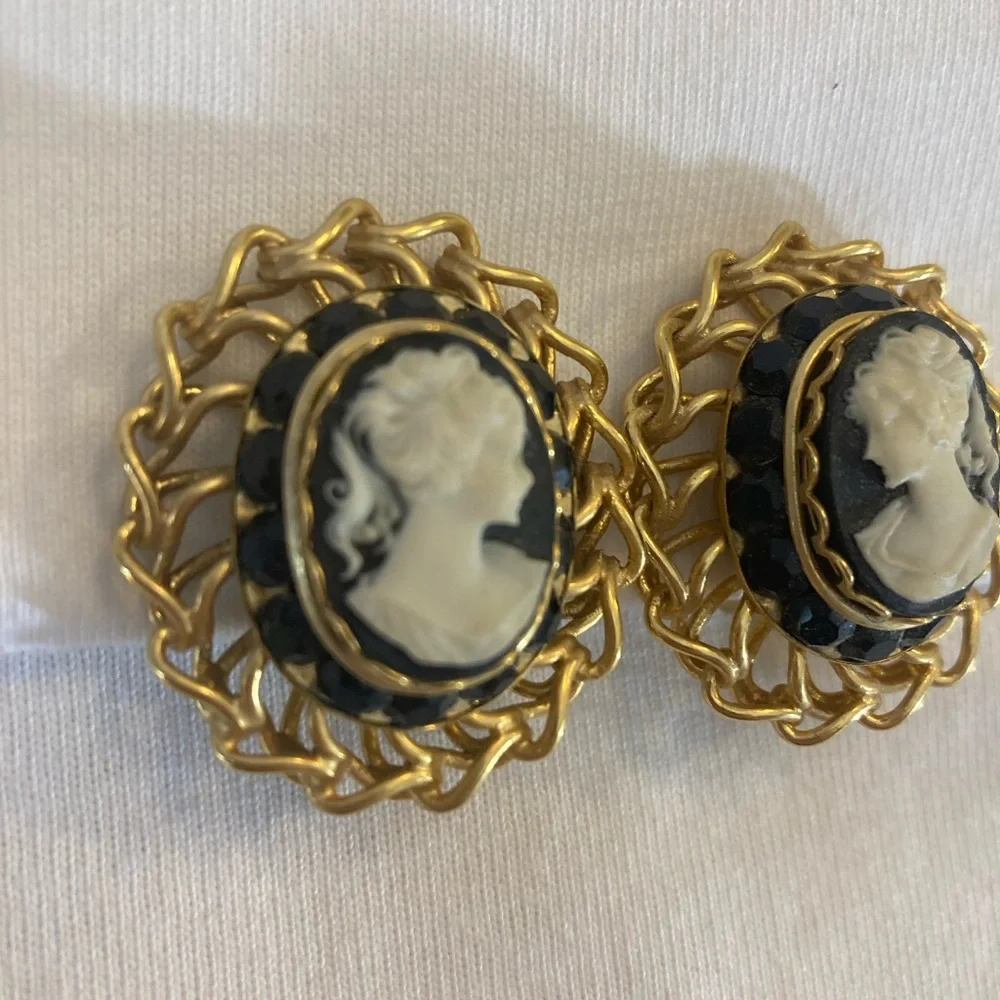 Olala Signed Cameo Ornate Vintage Clip on Earrings - Picture 4 of 6